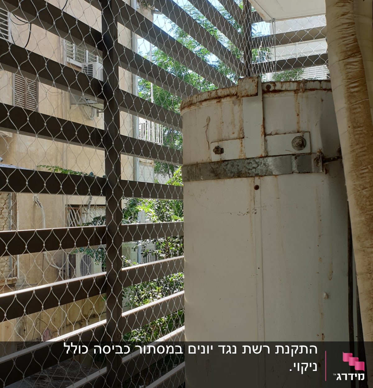 רשת מתכת מותקנת על מרפסת למניעת כניסת יונים